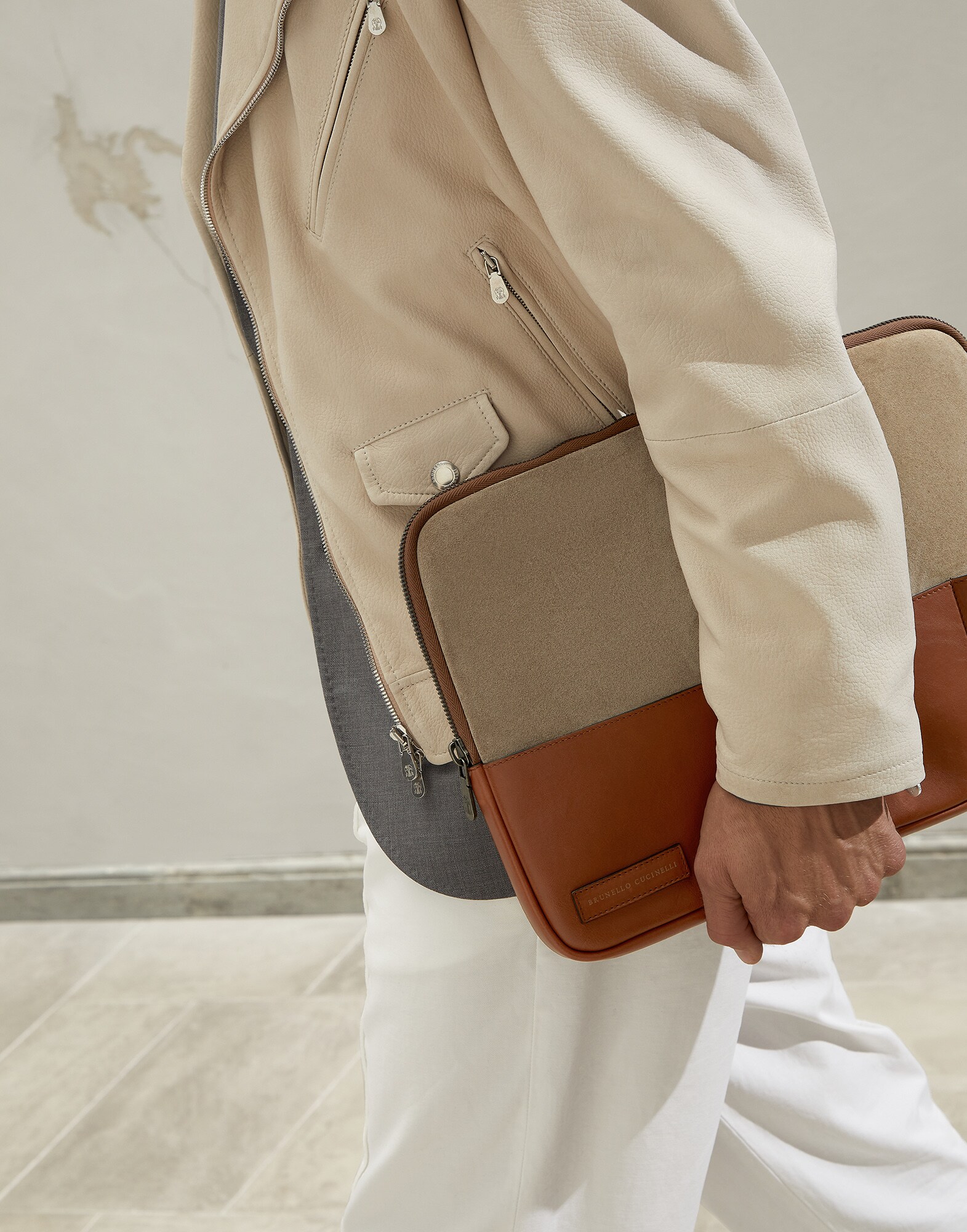 Document Holder - Editorial