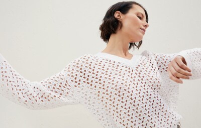V-neck - Horizontal view