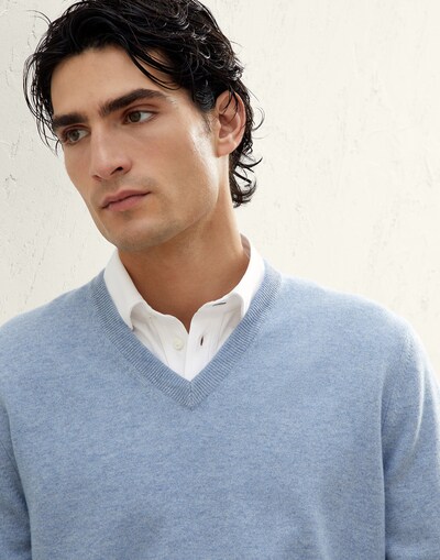 V-neck - Detail view