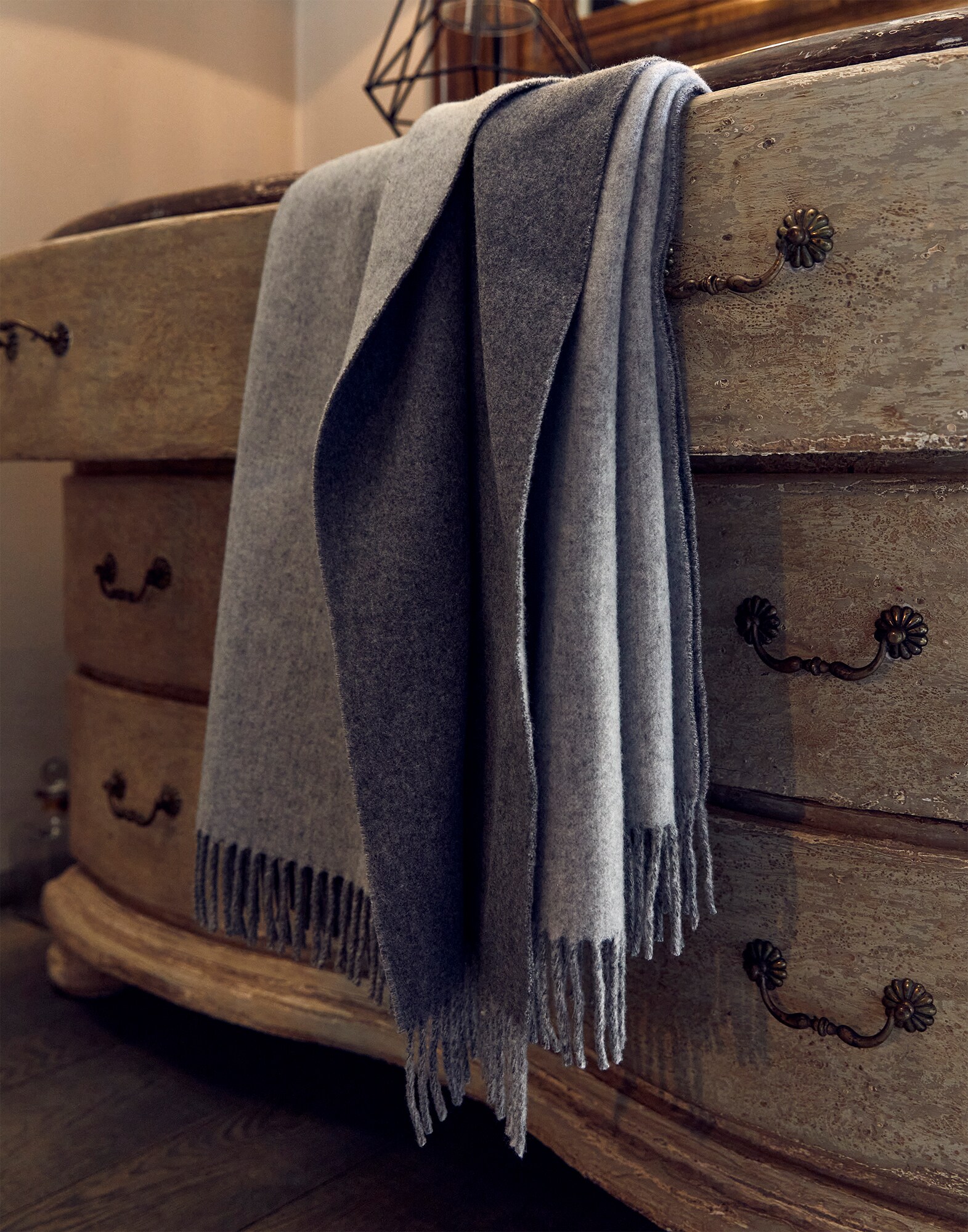 Throws Medium Grey Lifestyle 0 - Brunello Cucinelli
